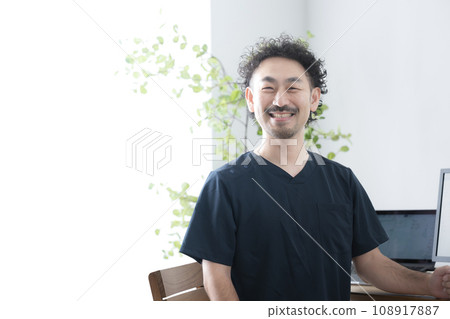 穿著磨砂膏的男醫生看著相機 穿著磨砂膏的男醫生看著相機 108917887