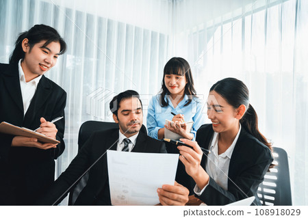 Diverse of business people discuss business. Habiliment 108918029