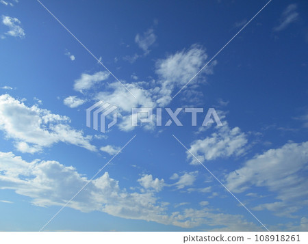 白雲聚集在藍天 白雲聚集在藍天 108918261
