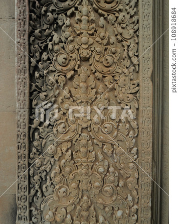 柬埔寨吳哥窟第一走廊入口處的救濟 清晨,陰天和雨天。 柬埔寨吳哥窟第一走廊入口處的救濟 清晨,陰天和雨天。 108918684