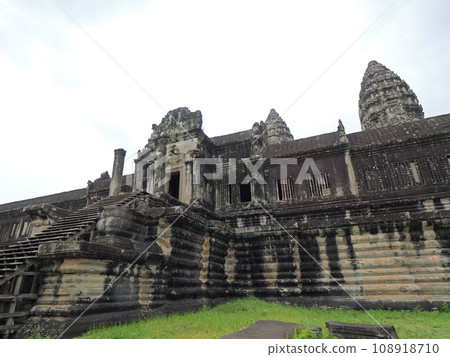 Entrance to the second corridor of Angkor Wat, Cambodia, early morning, cloudy and rainy day 108918710