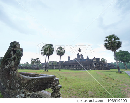柬埔寨吳哥窟第一走廊清晨，陰天雨天 108919303