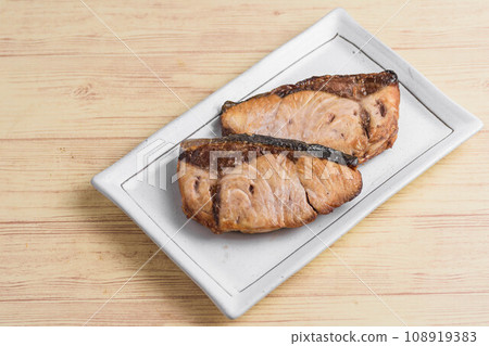 Salt-grilled salmon roe Salt-grilled salmon roe 108919383