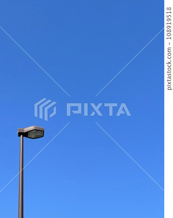 Vertical image of blue sky and street lights 108919518