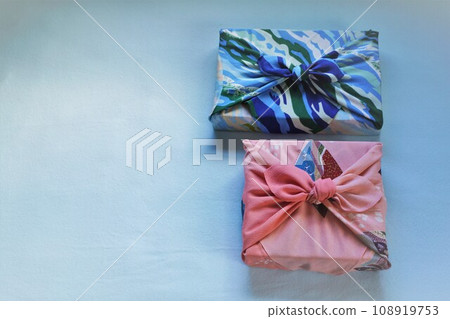 A souvenir wrapped in a furoshiki 108919753