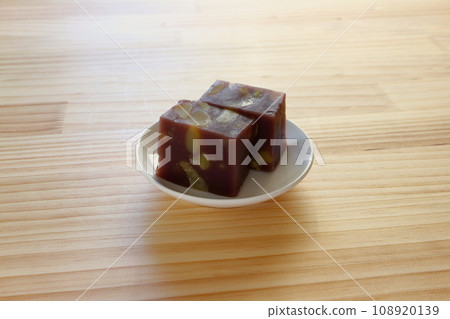 栗子蒸羊羹放在木桌上 栗子蒸羊羹放在木桌上 108920139