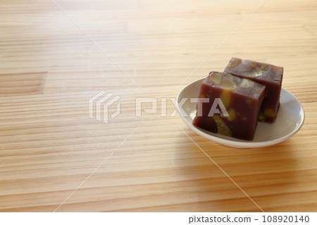 栗子蒸羊羹放在木桌上 栗子蒸羊羹放在木桌上 108920140