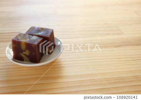 栗子蒸羊羹放在木桌上 栗子蒸羊羹放在木桌上 108920141