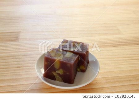 栗子蒸羊羹放在木桌上 栗子蒸羊羹放在木桌上 108920143