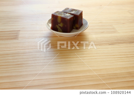 栗子蒸羊羹放在木桌上 栗子蒸羊羹放在木桌上 108920144