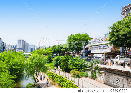 首爾廣藏市場入口和清溪川 首爾廣藏市場入口和清溪川 108920301