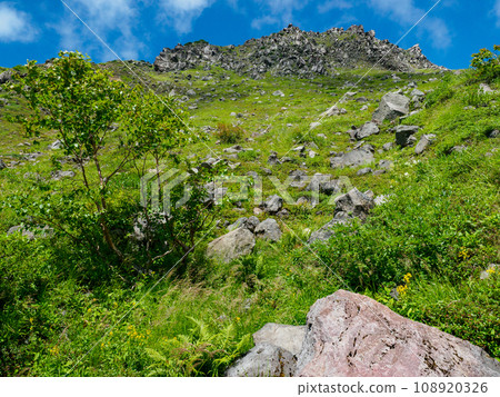 Climbing Mt. Yakedake on the Shinnakanoyu route Climbing Mt. Yakedake on the Shinnakanoyu route 108920326
