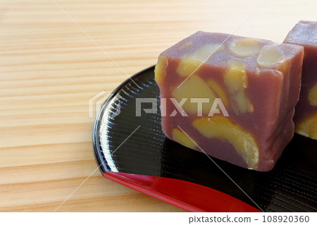 栗子蒸羊羹放在木桌上的半月托盤中 108920360