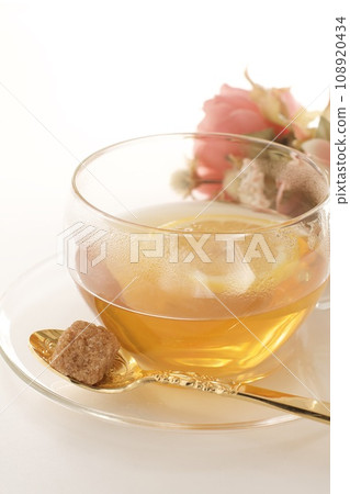 玻璃茶杯中的檸檬茶 玻璃茶杯中的檸檬茶 108920434