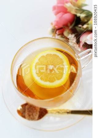 玻璃茶杯中的檸檬茶 108920435