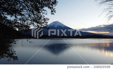 Mt. Fuji sunrise from Lake Tanuki in autumn Mt. Fuji sunrise from Lake Tanuki in autumn 108920500