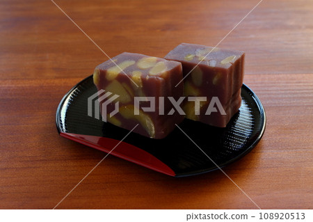 栗子蒸羊羹放在木桌上的半月托盤中 108920513