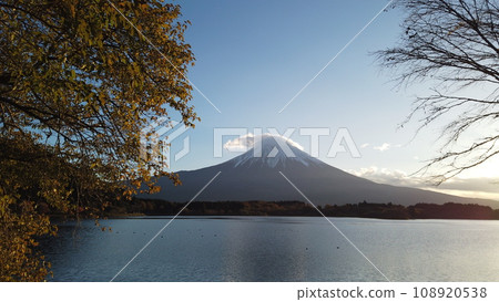 Mt. Fuji sunrise from Lake Tanuki in autumn Mt. Fuji sunrise from Lake Tanuki in autumn 108920538