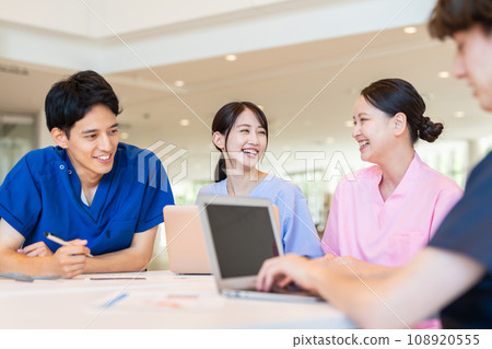 醫生和護士開會 108920555