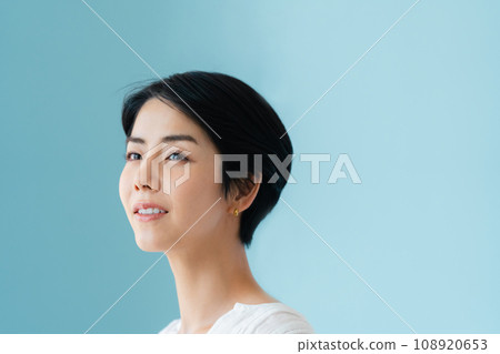 Profile of a woman blown by the wind Profile of a woman blown by the wind 108920653