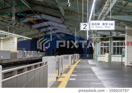 兵庫縣,新神戶站夜間,空蕩蕩的新幹線月台 兵庫縣,新神戶站夜間,空蕩蕩的新幹線月台 108920787