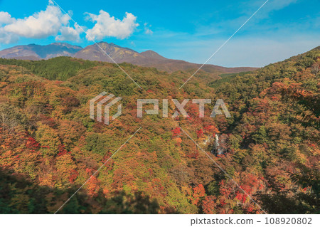 霧降瀑布和日光山脈的秋葉 霧降瀑布和日光山脈的秋葉 108920802