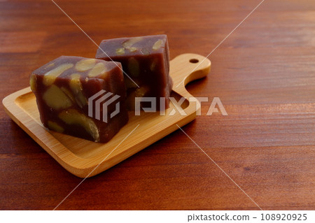 Chestnut steamed yokan served on a tray on a wooden table 108920925