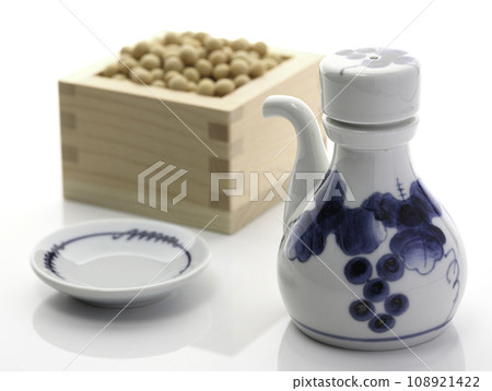 Soy sauce jug, soybeans in a box, and soy sauce plate Soy sauce jug, soybeans in a box, and soy sauce plate 108921422