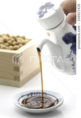 pour soy sauce into a soy sauce plate 108921426