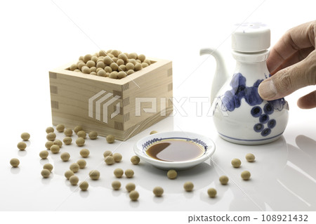 醬油壺、盒子裡的大豆和醬油盤 108921432