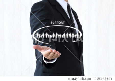 一位商人支持家人和顧客的形象 108921695