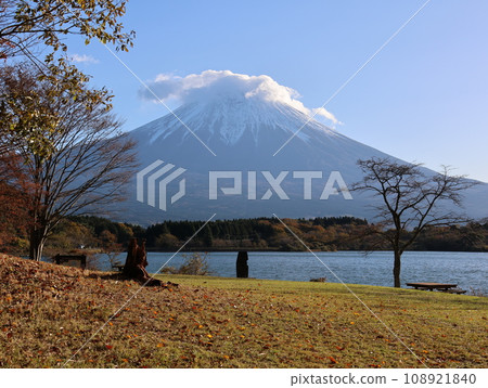 秋天從狸湖看富士山 108921840