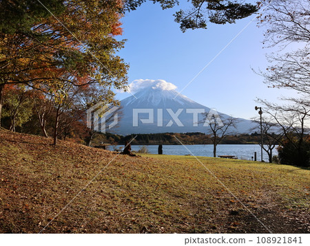 秋天從狸湖看富士山 108921841
