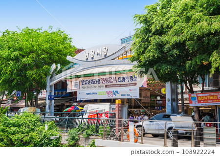 Gwangjang Market has a sister relationship with Seoul's Ueno Ameyoko Shopping District Gwangjang Market has a sister relationship with Seoul's Ueno Ameyoko Shopping District 108922224