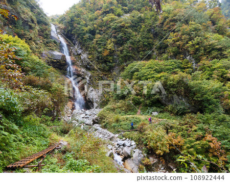 A route around the autumn leaves and waterfalls of the Kurobe Valley Shimo no Corridor 108922444