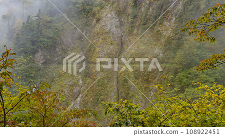 黑部谷下之迴廊懸崖上的水平步道照片 黑部谷下之迴廊懸崖上的水平步道照片 108922451