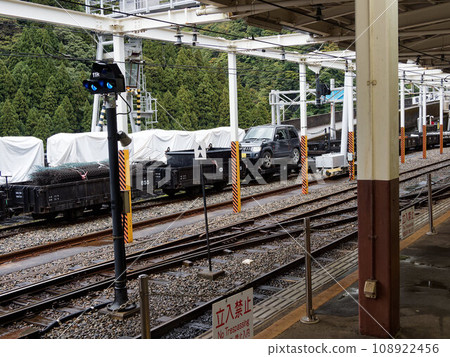 Photo of a car being transported on the Kurobe Gorge Trolley train Photo of a car being transported on the Kurobe Gorge Trolley train 108922456