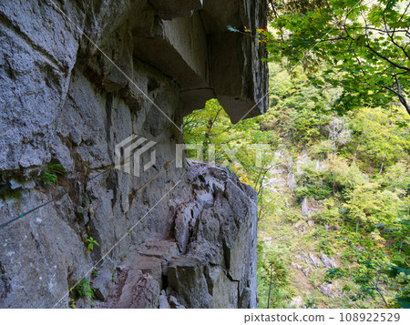 黑部峽谷下迴廊的陡峭懸崖小徑 108922529