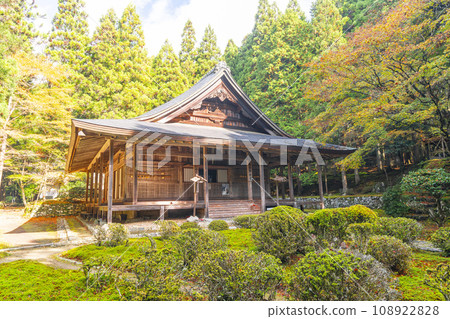 Ohara, Kyoto in autumn, the main hall of Raigoin Temple where the autumn leaves are beginning to change 108922828
