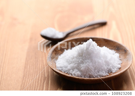 Coarse sea salt made from seawater dried in the sun 108923208