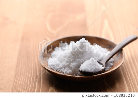 粗海鹽是由海水經陽光曬乾製成的 108923216