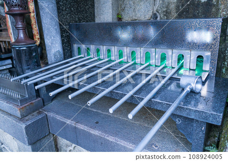 旅遊區的chozuya裡的長柄勺已經過消毒,以預防傳染病。 旅遊區的chozuya裡的長柄勺已經過消毒,以預防傳染病。 108924005