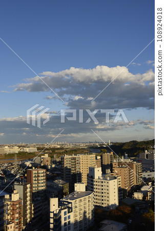 夕陽和雲彩照亮的公寓大樓 108924018