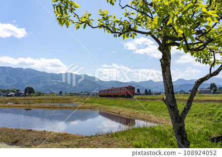 城端線列車穿過鄉村 108924052