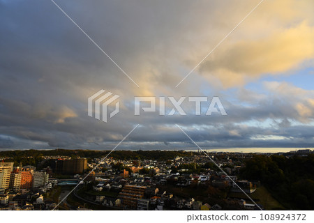 Evening sky and cityscape 108924372