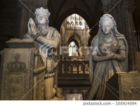statue of Louis XVI and Marie-antoinette  in basilica of saint-denis 108924894