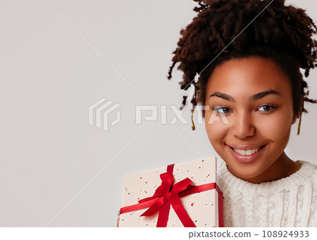 聖誕節圖像照片、禮品盒和年輕微笑的黑人女性人工智慧生成的圖像 108924933