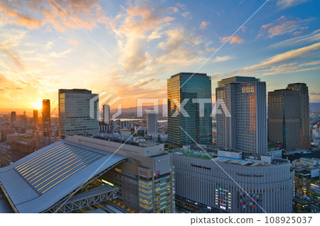 [大阪府]10月：大阪站與夜景[大阪的城市景觀] 108925037