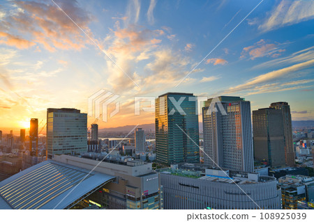 [大阪府]10月：大阪站與夜景[大阪的城市景觀] 108925039