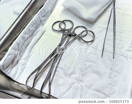 Set of surgical instruments on a hospital table Set of surgical instruments on a hospital table 108925173